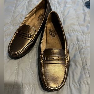 Stride rite memory foam silver “like new”